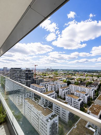 Penthouse in PRÄDIUM Frankfurt – luxury above the rooftops of the Main metropolis – Dachterrasse mit Blick auf FFM