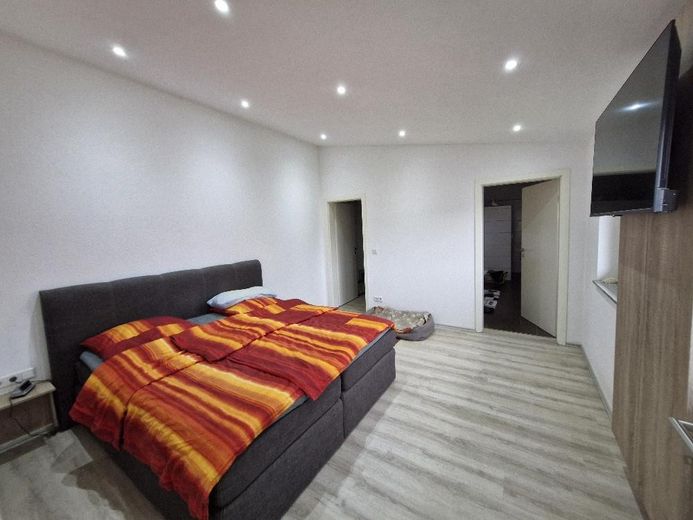 Centro ippico senza provvigioni sul lago con maneggio coperto, campo da equitazione e 15 box per cavalli – Schlafzimmer