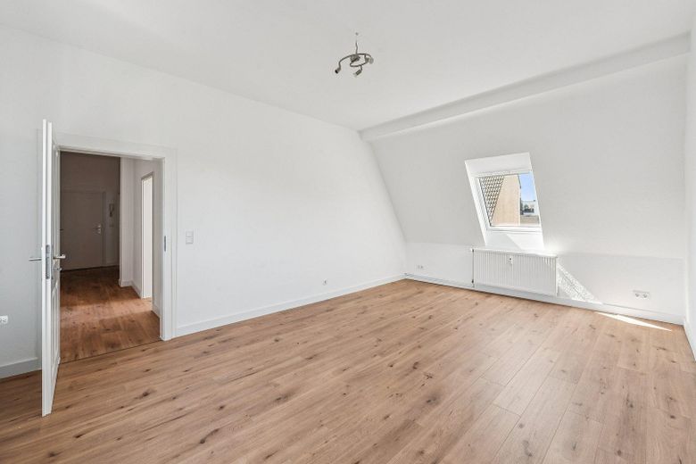 PROVISIONSFREIE renditestarke Kapitalanlage mit Aufteilungspotenzial und modernisierten Wohnungen – Wohnung DG rechts