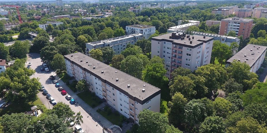 Bezugsfrei: Attraktive 4-Zimmerwohnung mit Blick ins Grüne - sehr guter Grundriss – Drohnenaufnahme