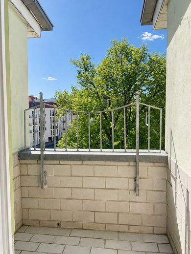 Helle 3-Zimmer-Altbauwohnung mit Einbauküche & Dachterrasse – nur 100 m zur U-/S-Bahn Neukölln – Dachterasse