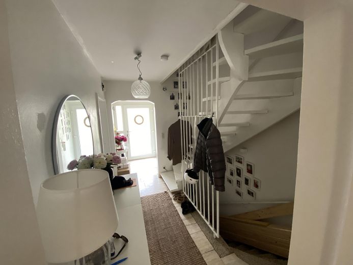 encantadora casa adosada en Gröbenzell, 4 hab., año de construcción 1968, saneada en 2013, – Eingang / Treppe