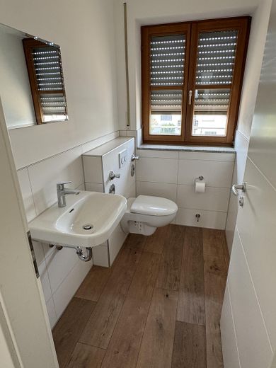 Große Dachgeschosswohnung mit Balkon und EBK in ruhiger Lage – Gäste WC