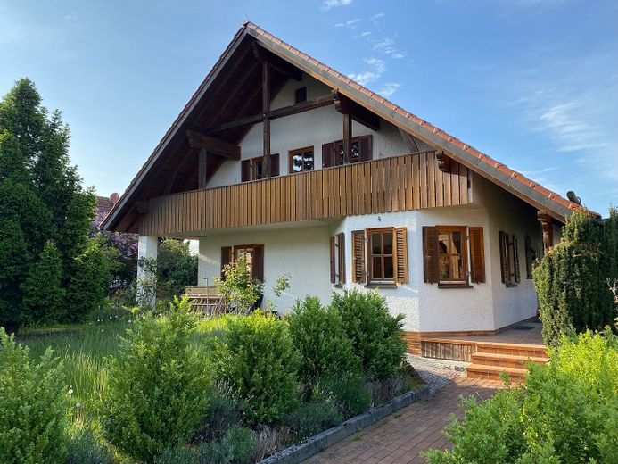 Top 3-Zimmer-Wohnung mit 102qm, ruhig, EBK, Garage, 92280 Kastl, Garten, auf Wunsch möbliert – Außenansicht