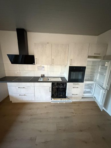 Kernsanierte 4–5-Zimmer-Wohnung | Einbauküche | Kamin | Garage | Terrasse – Küche offen