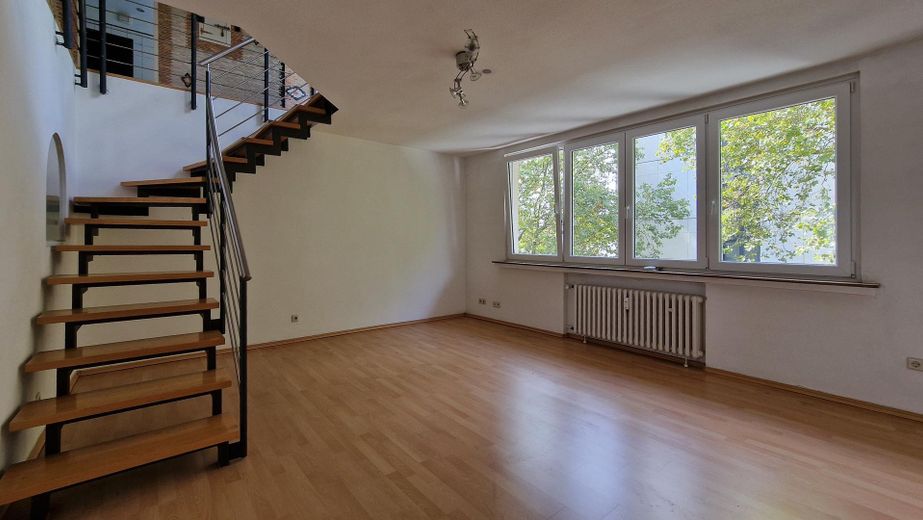 Großzügige Maisonette mit Wellnessbereich im Herzen von Opladen - provisionsfrei – Wohnzimmer 3.OG
