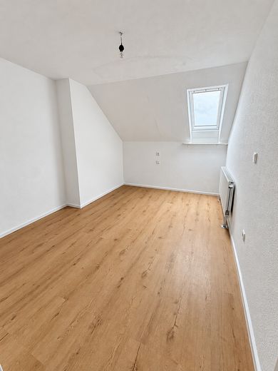 Appena ristrutturato: luminoso appartamento mansardato con bagno finestrato a Springe-Holtensen – Schlafzimmer 1