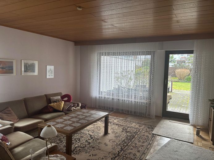 Casa indipendente unifamiliare in una buona posizione, con grande potenziale, a Dietzenbach – Wohnzimmer