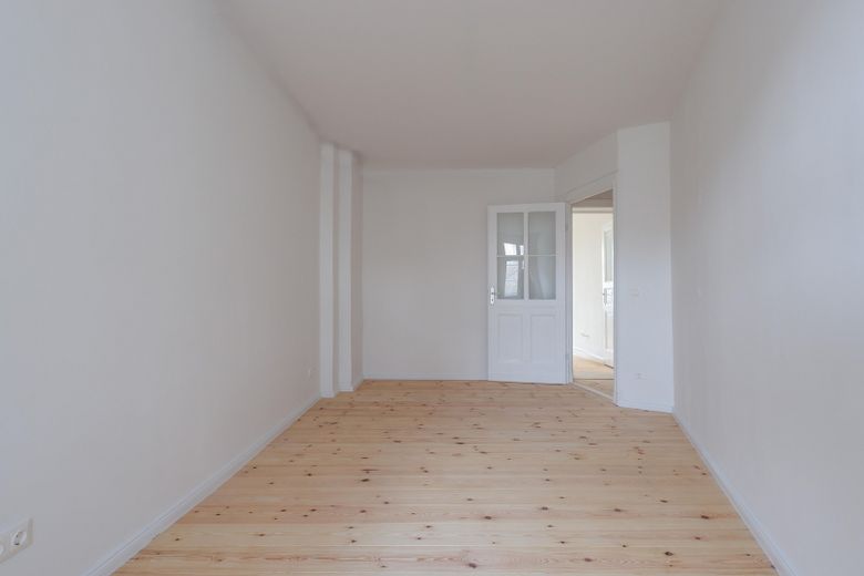 Kernsanierte Altbauwohnung mit Balkon am Schäfersee – Schlafzimmer