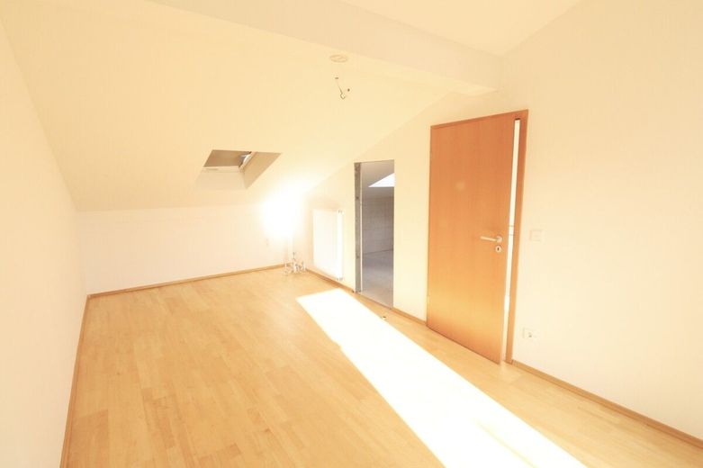 Mörse + + viel Platz + + 5 Zimmer + +  2x Balkon + + Carport + + Keller – Zimmer 4 mit Bad