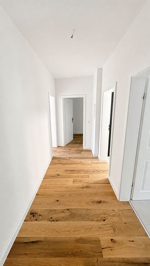 *Recently modernized: 2-room period apartment in Leipzig Stötteritz | Commission-free | 4% yield + 4.25% depreciation allowance* – Flur