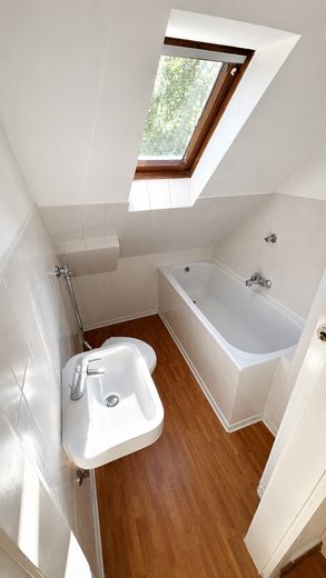 Keyifli 42 m² – merkezi konumda 2 odalı çatı katı dairesi – Bad 