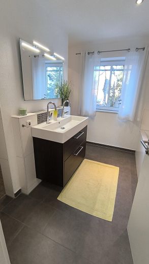 Bad mit Fenster im OG