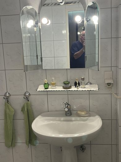 Gemütliches Einfamilienhaus mit schönem Garten – Waschtisch im Gäste WC