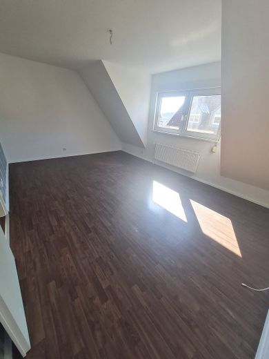 Schöne und helle 2 Zimmer Dachgeschosswohnung ab dem 01.09.26 – Zimmer 1