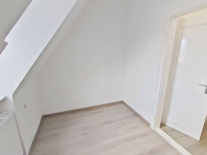 Jasne 3-pokojowe mieszkanie na poddaszu z nowoczesną łazienką z wanną, w odległości spaceru od centrum miasta – Ansicht III: Küche