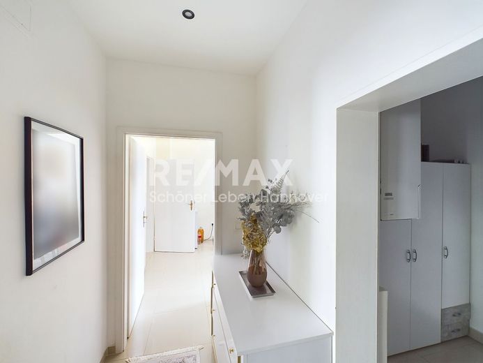 Lichtdurchflutete 3-Zimmer-Balkon-Wohnung im 2. OG mit grünem Rückzugsort – Eingangsbereich