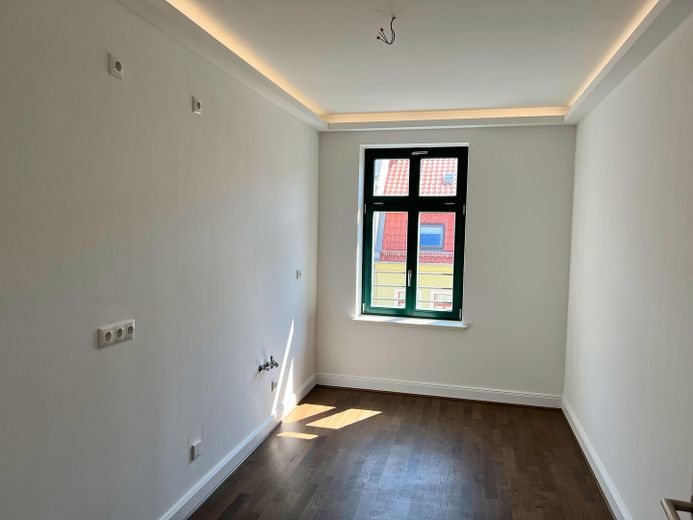 Elegant und luxuriös *dunkles Parkett * Fußbodenheizung * Lichtbänder * Tageslichtbad * Aufzug * – extra Küche