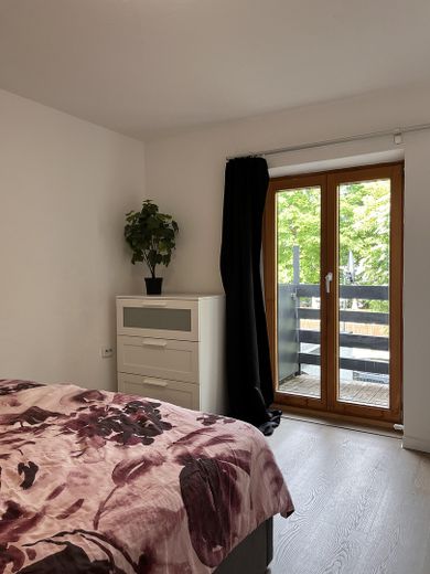 Gemütliche möblierte Wohnung mit Blick ins Grüne – Schlaflzimmer Zugang Balkon