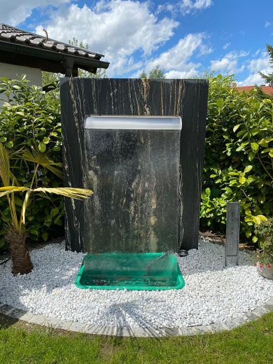 Neuwertiges Reihenendhaus mit modernem Wohnkomfort – Brunnen im Garten