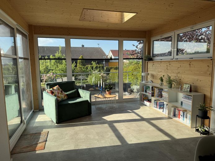 Lichtdurchflutetes Zweifamilienwohnhaus, komplett saniert 2021 in ruhiger Lage von Herrenberg – Wintergarten