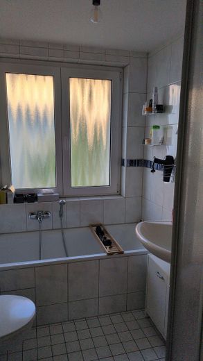 3,5 Raum-Whg. City, 2 Balkone, modernisiert, Bad: Wanne + Dusche + Fenster – Badezimmer mit Fenster