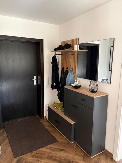 Helle 4-Zimmer Wohnung mit großem Balkon, Garten und Kamin – Flur