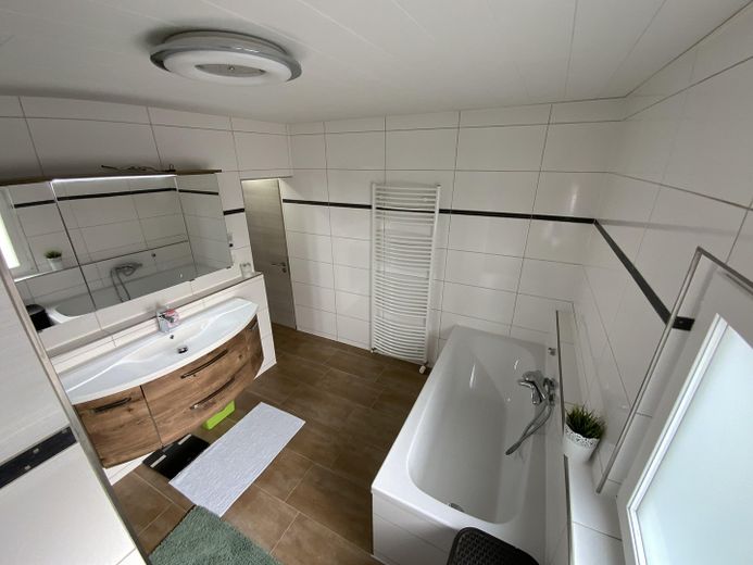 Einziehen, loskochen & wohlfühlen: Modernisiertes XL-Haus mit Traumküche, Komfort-Garage & Garten – OG-Badezimmer 02