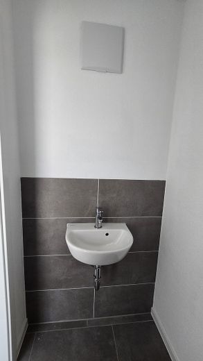 Derede yaşamak - bahçeli ve yeşilliğe bakan aile için modern yeni yapım sıra evi – Gäste WC im EG