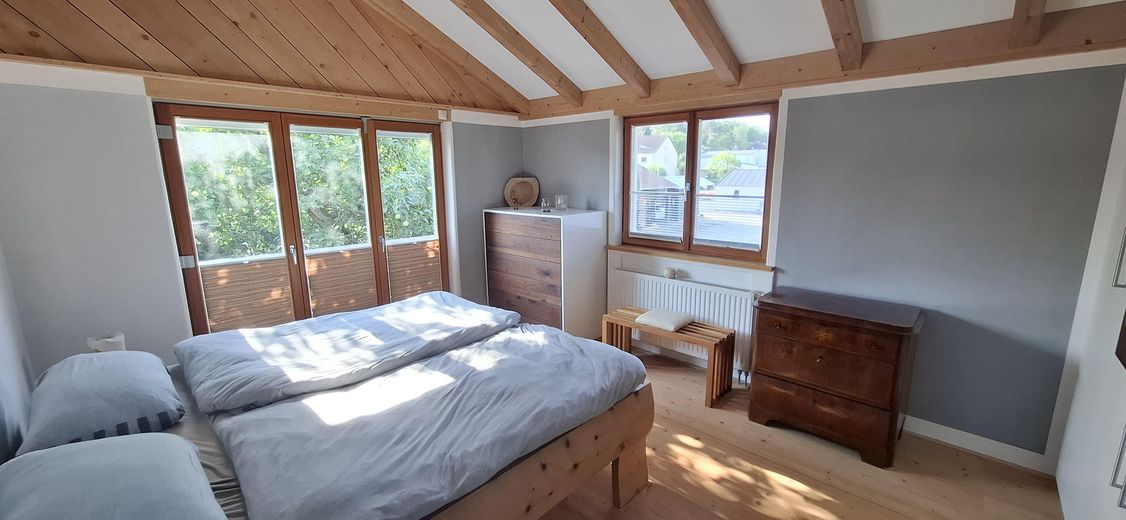 Arrivare. Respirare. Sentirsi a casa. Casa d'architetto in costruzione ecologica in legno – OG Eltern Schlafzimmer Ost