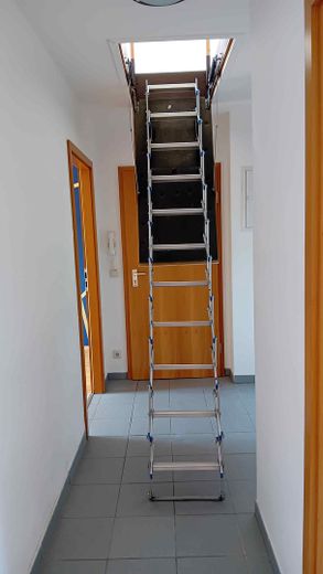 Bellissimo appartamento di 2 locali più studio e posto auto sotterraneo a ER-Tennenlohe – Treppe zum Dachstudio