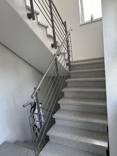 Casa bifamiliare senza provvigioni in posizione eccellente - periferia del paese, giardino, abitazione e eventualmente affitto – Treppenhaus