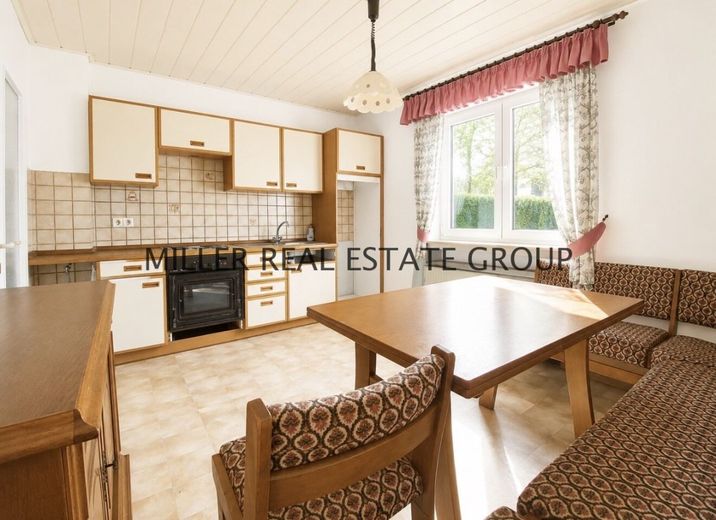 Renovierungsbedürftiges Einfamilienhaus mit großem Grundstück, Garten, Garage und Ausbaupotenzial in Ingolstadt-Pettenhofen! – Ess-Küchenbereich