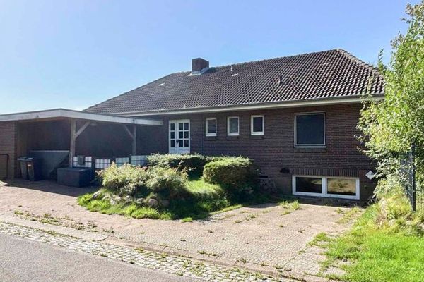 Casa unifamiliare con seminterrato completo in posizione ai margini dei campi e vista panoramica