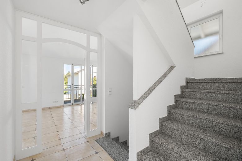 Casa familiare di 239 m² con piano giardino flessibile – senza provvigione – Flur Richtung Esszimmer/ Küche