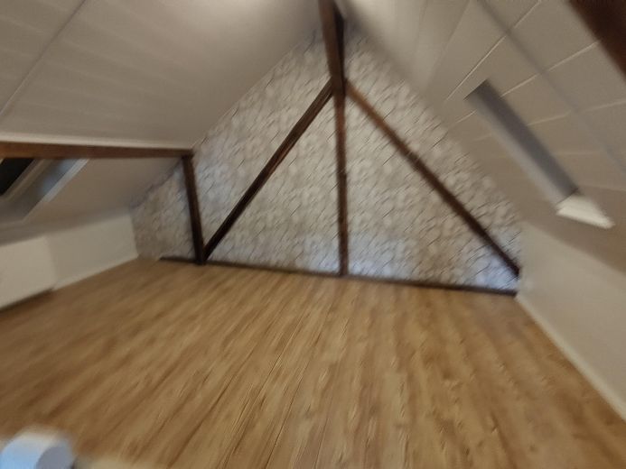 Helle Wohnung mit Teilklimatisierung im Herzen von Lützelsachsen – Hälfte vom Dachboden 