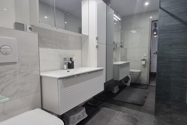 Appartement moderne de 4,5 pièces, 105 m², de plain-pied avec 2 balcons dans un cadre calme en lisière de forêt à Mühlacker