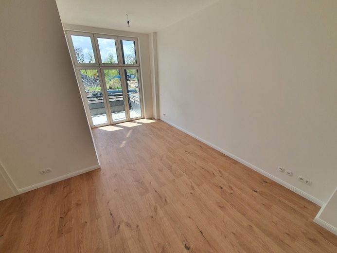 Wohnzimmer mit Balkon + Garten