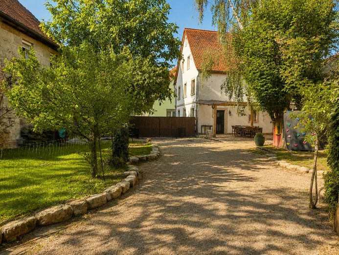 Sandsteinanwesen in Uehlfeld -kernsaniert-nachhaltig-außergewöhnlich. Ein Zuhause mit Geschichte – Blick von der Scheune
