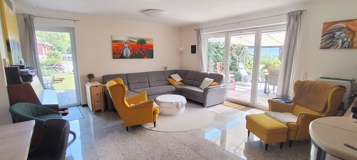 lichtdurchflutetes Wohnzimmer