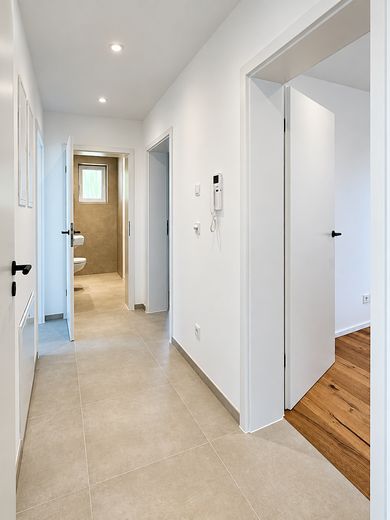 Apartamento de tres habitaciones en la primera planta con balcón, así como crédito KfW con una subvención de 30.000 euros – Flur