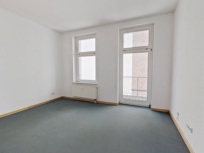 Die Blätter fallen, die Miete auch - 1 NKM als Herbstgeschenk: Attraktive 3-Zimmer-Wohnung mit Einbauküche und 2 Balkonen ++ – Ansicht I: Wohnzimmer
