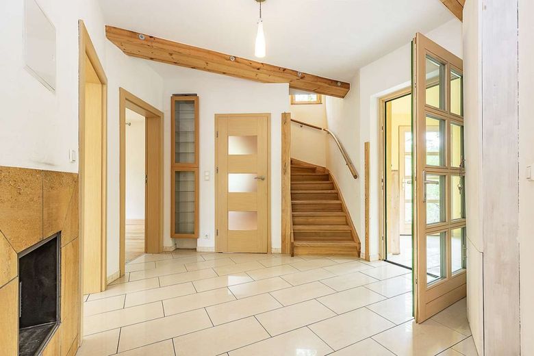 Moderne Architektenvilla in Hanglage - Design, Licht &amp; Natur in Perfektion – zentraler Flurbereich mit Treppe zum OG
