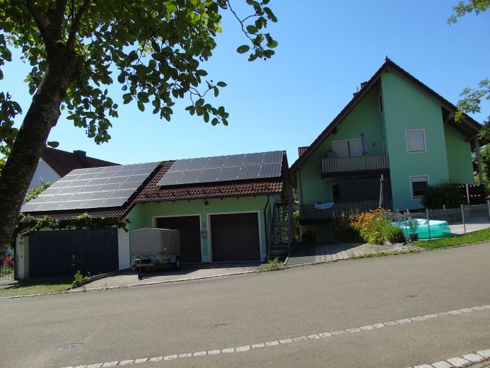 Appartamento seminterrato modernizzato in posizione tranquilla con terrazza, giardino e posto auto – Zugang zur Wohnung