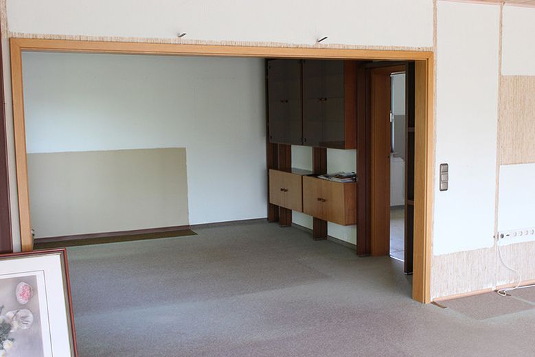 Zweifamilien-Wohnhaus in der Kleinstadt Leun im Lahn-Dill-Kreis. Der Kaufpreis ist verhandelbar. – EG Wohn-/Esszimmer
