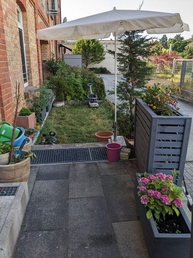 Wohnen wie im Haus auf einer Etage – Terasse und privater Garten