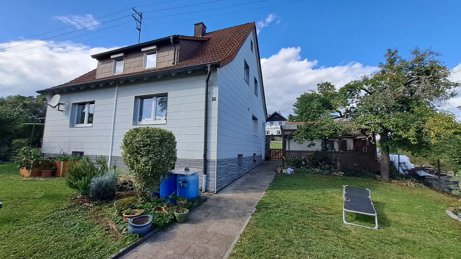 Freistehendes Einfamilienhaus mit großzügigem Garten und Garagenhaus – S- bzw. SO-Ansicht