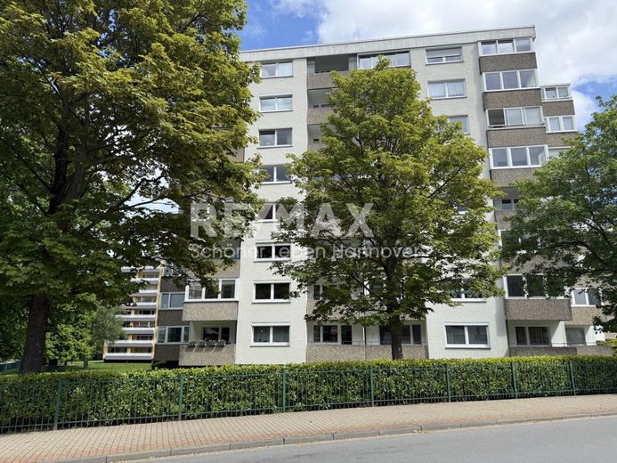 Renovierungsbedürftige 3- Zimmer Wohnung mit sonniger Loggia – Aussenbild