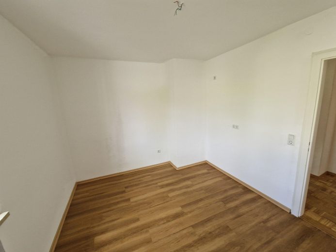 3-Zimmer-Wohnung mit neuer Einbauküche in zentraler Lage von Augsburg – Küche / Essbereich
