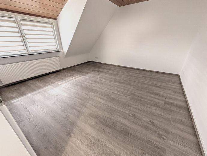 दो परिवारों का घर, दो गैराज और बड़ा बगीचा – Wohnzimmer OG